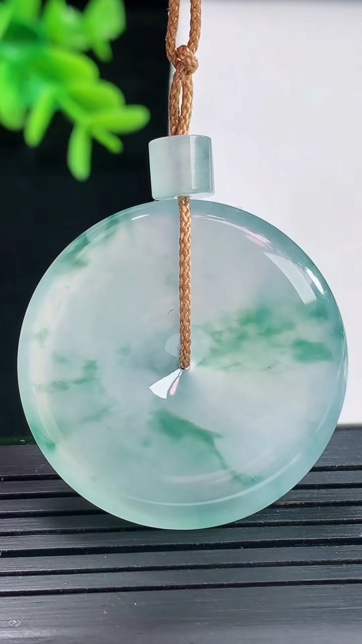 天然A货翡翠种飘花平安扣吊坠，尺寸34-5.8重量:14.40g
4月27日