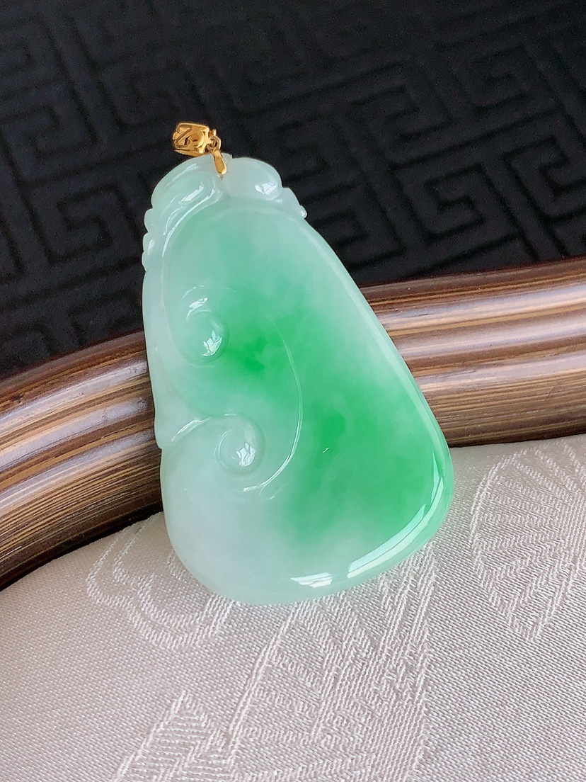 天然A货翡翠18K金扣头飘绿如意吊坠 
尺寸36.3-23.2-3mm 重量6.00g 0426