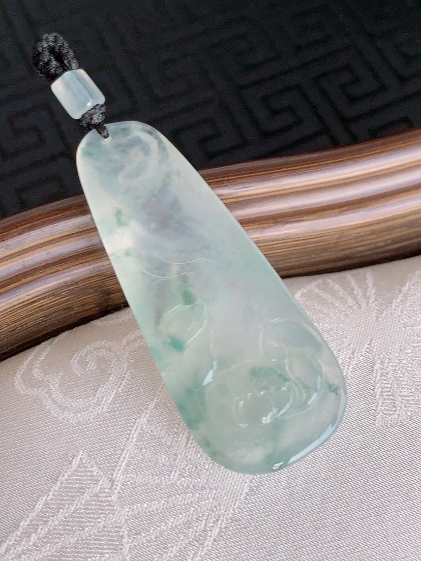 天然A货翡翠飘花连年有余吊坠 
尺寸43.6-17.2-6.6mm 重量8.18g 0426