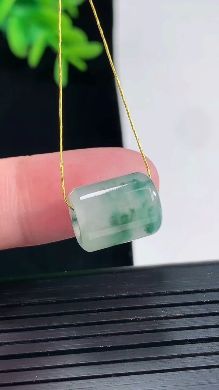 天然A货翡翠飘花路路通吊坠，尺寸12.6-10重量:2.86g
4月27日