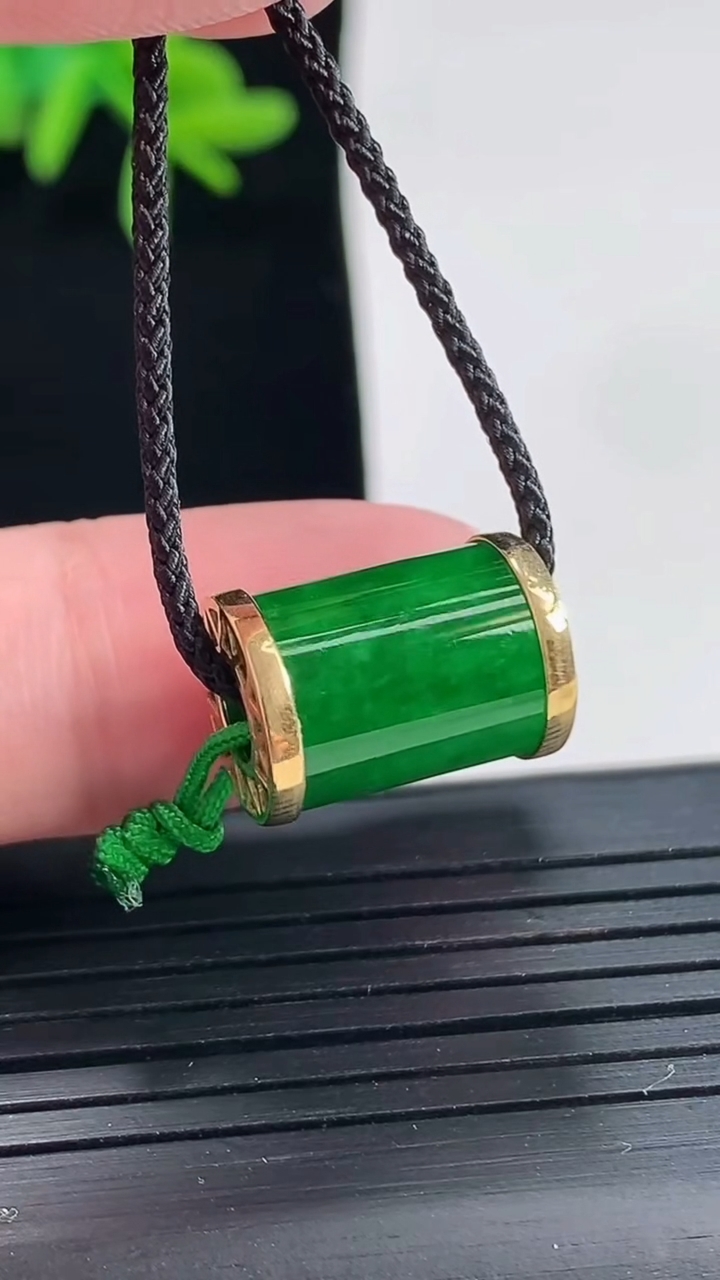 天然A货翡翠路路通吊坠，尺寸14-10.5重量:3.08g
4月27日