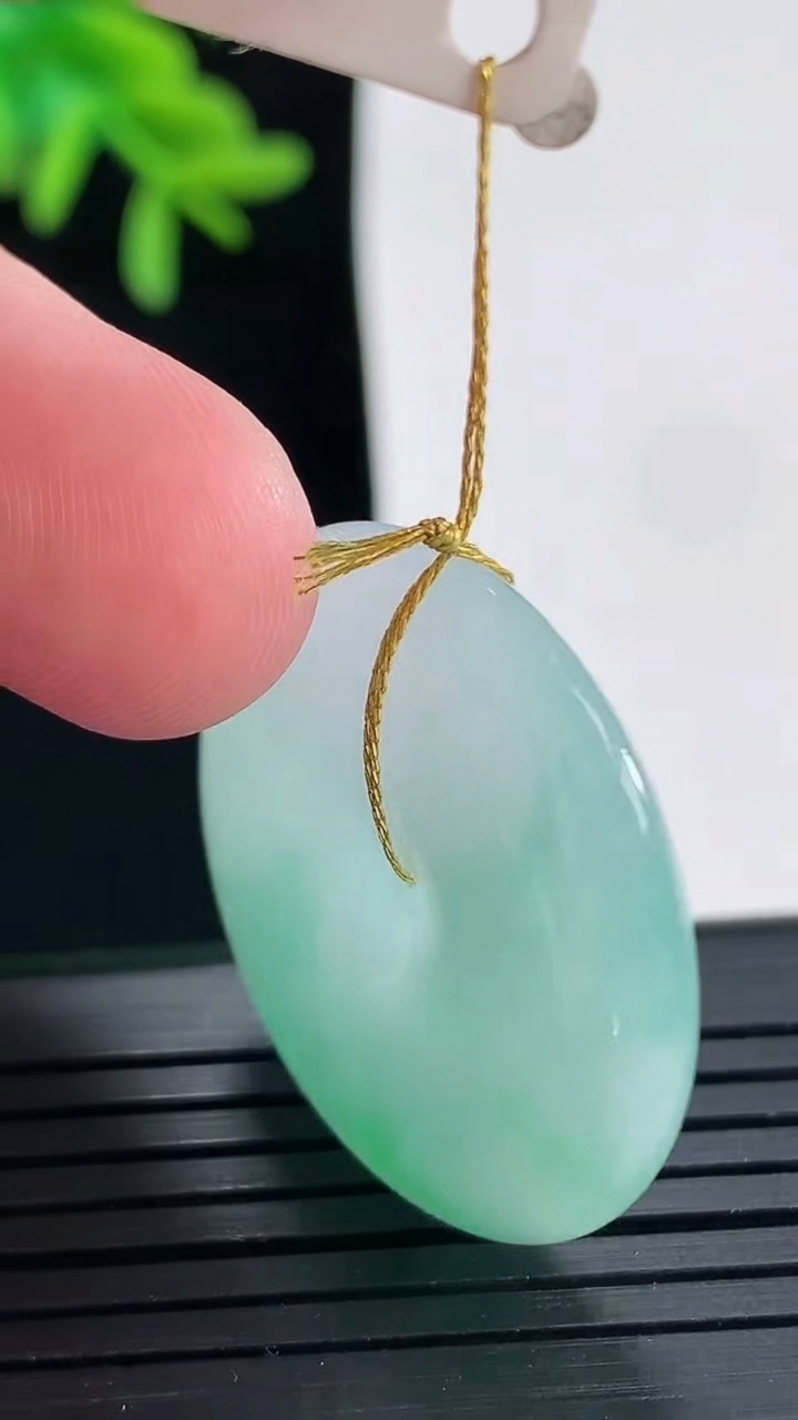 天然A货翡翠平安扣吊坠，尺寸30-6.2重量:11.60g
4月27日