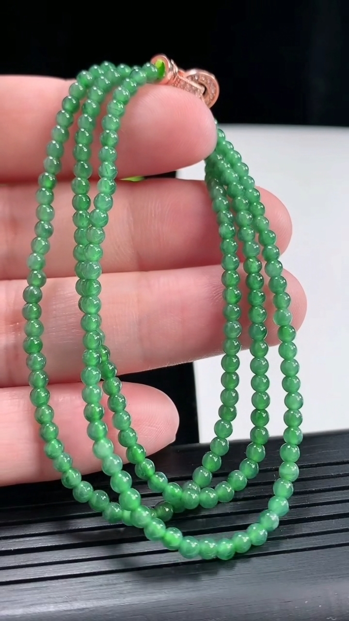 天然A货翡翠圆珠项链，尺寸3-182颗重量:9.10g4月27日
工厂直销收藏佳品,种好水足，色泽均