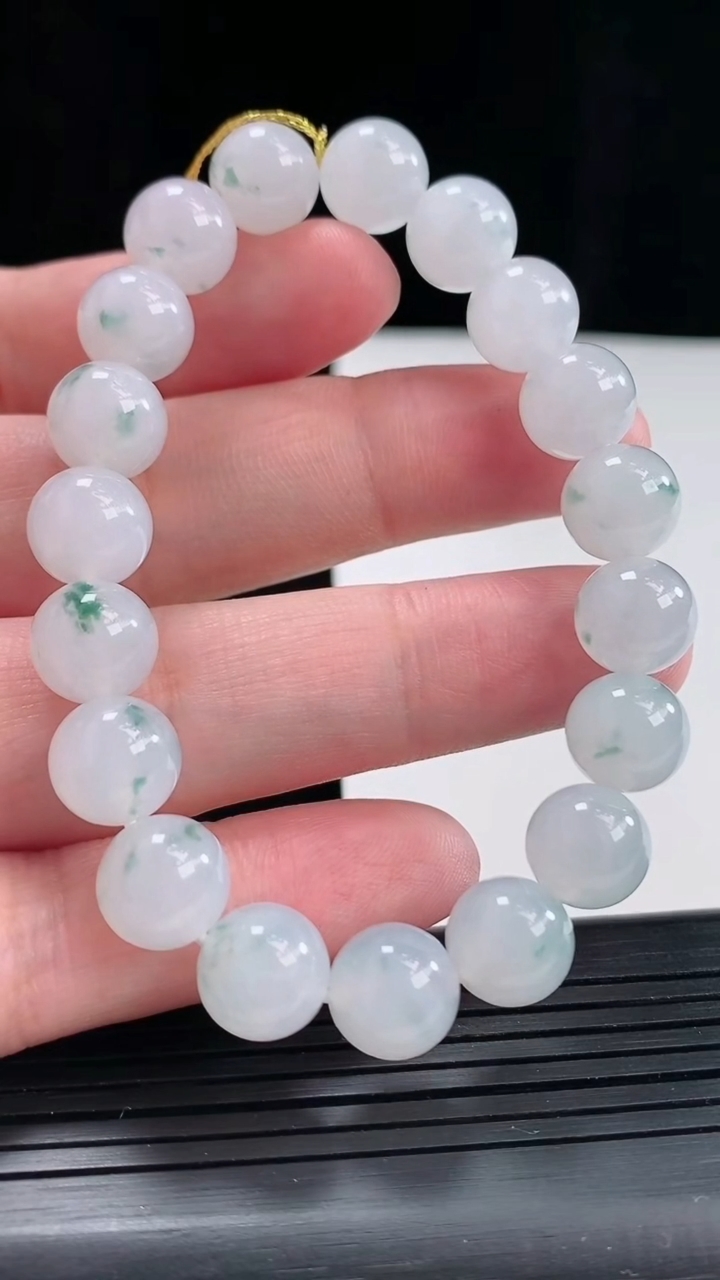 天然A货翡翠飘花圆珠手串，尺寸10-19颗重量:32.87g4月27日
工厂直销收藏佳品,种好水足，色泽均匀，有种有色，上手高大气！