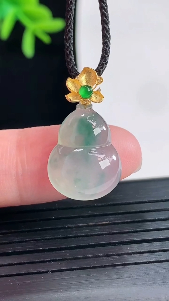 天然A货翡翠种飘花葫芦吊坠，尺寸15.5-13.6-5重量:2.35g
4月27日