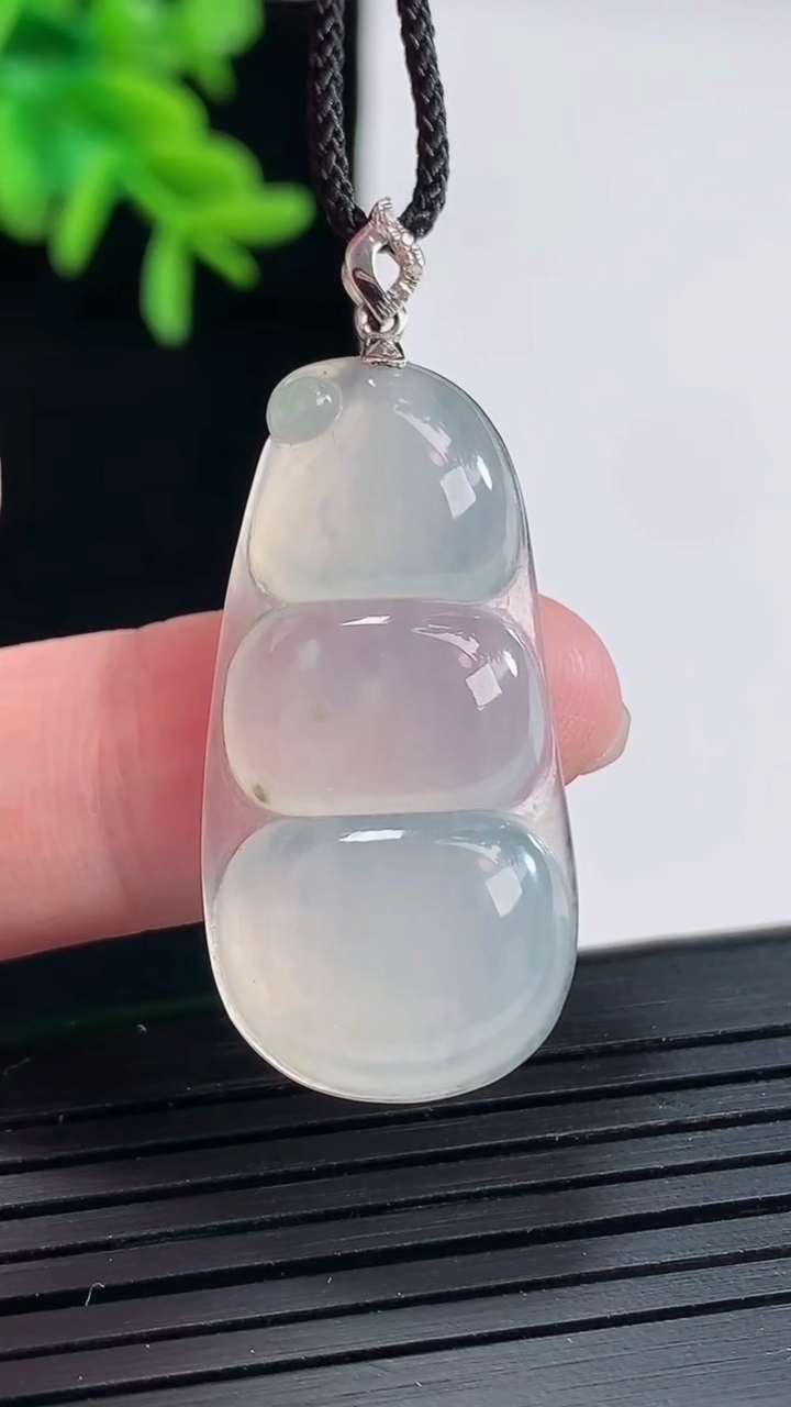 天然A货翡翠种飘花福豆吊坠，尺寸34-16.5-5.2重量:5.98g
4月27日