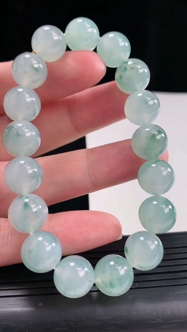 天然A货翡翠种飘花圆珠手串，尺寸12-17颗重量:50.47g4月27日
工厂直销收藏佳品,种好水足，色泽均匀，有种有色，上手高大气！