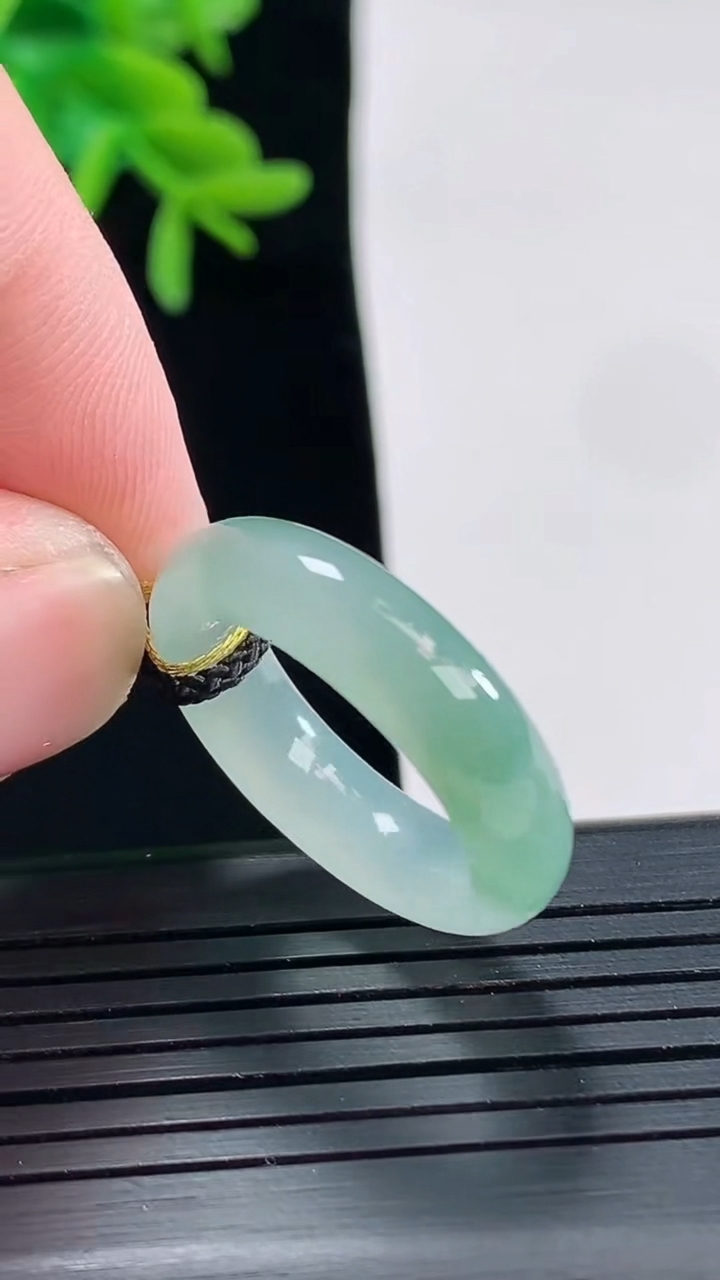 天然A货翡翠飘花玉指环 戒指，尺寸17-5.6-4重量:4.15g2026年4月27日
工厂直销收藏佳品,种好水足，色泽均匀，有种有色，上手高大气！