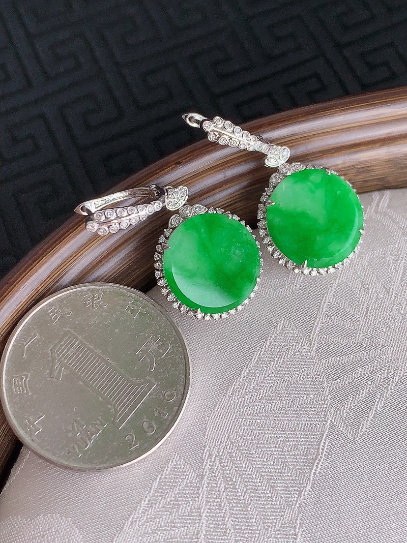 天然A货翡翠18K金伴钻镶嵌飘阳绿无事牌耳坠 
尺寸13-4.6mm 重量4.30g 0426