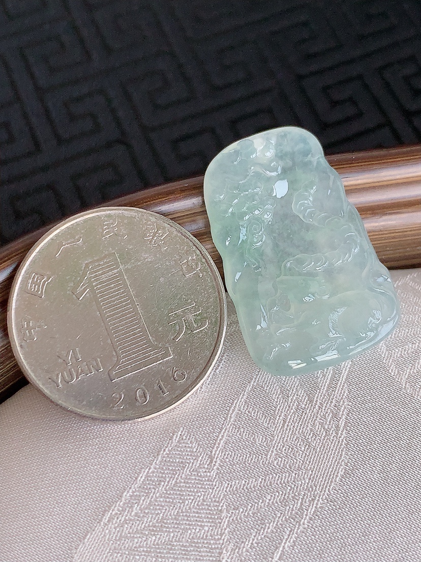 天然A货翡翠晴水生肖鼠吊坠 
尺寸28.5-18.5-4mm 重量5.30g 0426