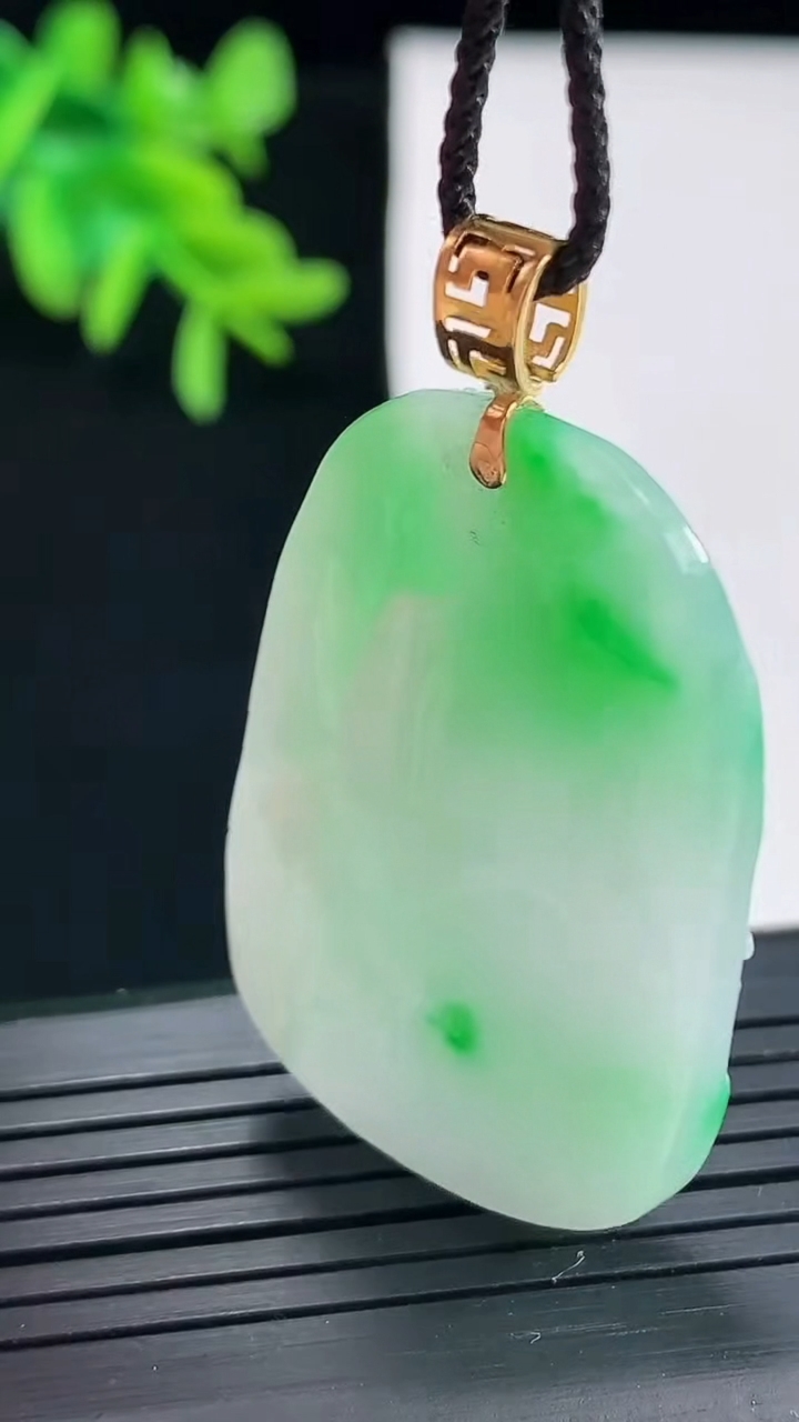 天然A货翡翠山水牌吊坠，尺寸38.5-26.8-8.6重量:16.89g
4月27日