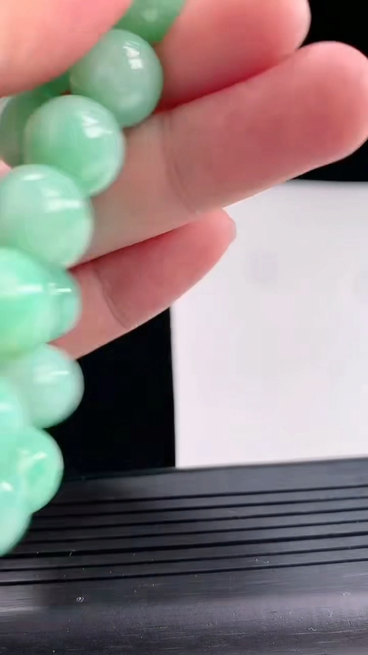 天然A货翡翠圆珠手串，尺寸12.5-16颗重量:57.87g4月27日
工厂直销收藏佳品,种好水足，色泽均匀，有种有色，上手高大气！