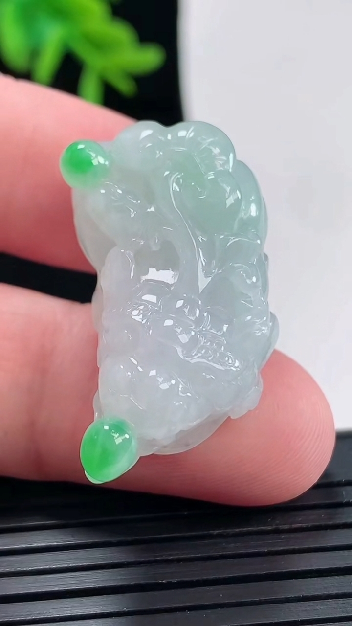 天然A货翡翠貔貅吊坠，尺寸33-17-13重量:13.35g
4月27日