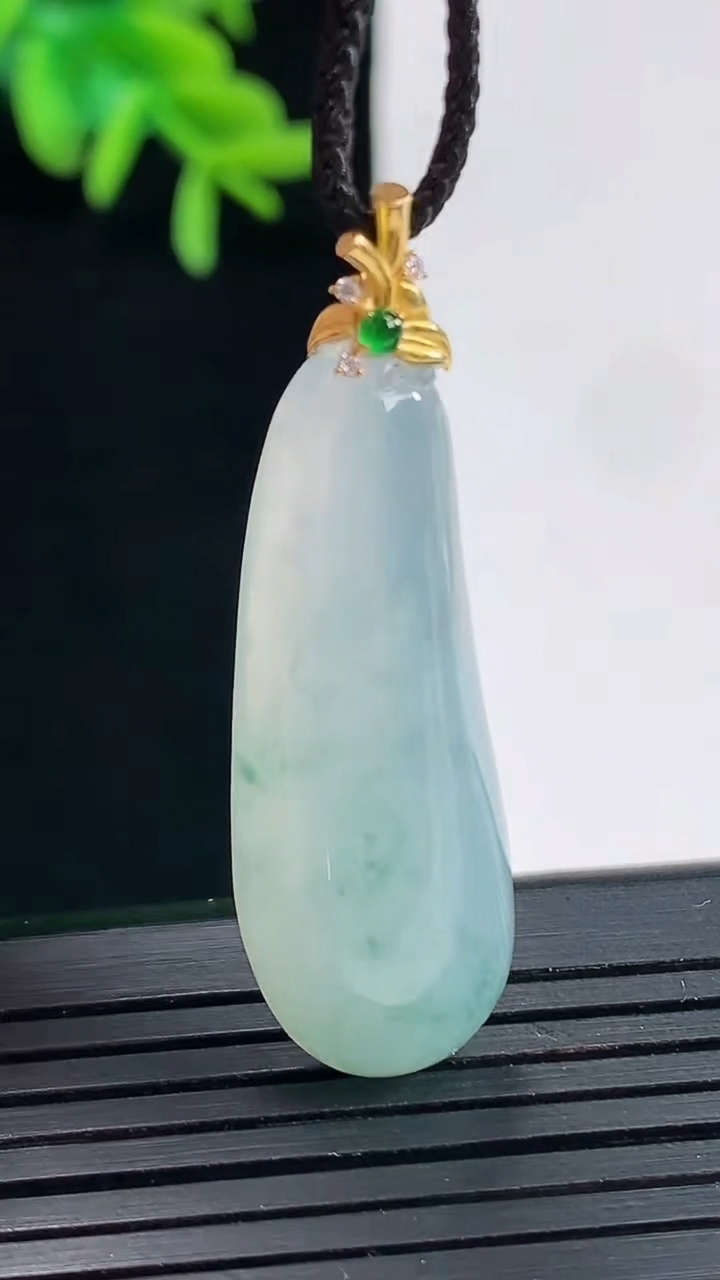 天然A货翡翠种飘花福瓜吊坠，尺寸36-12-6.5重量:5.88g
4月27日