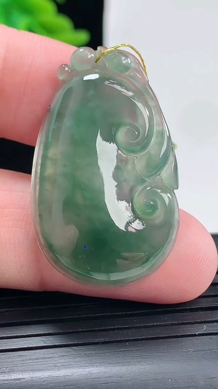 天然A货翡翠冰种飘花如意吊坠，尺寸36-22-4.5重量:5.79g
4月27日