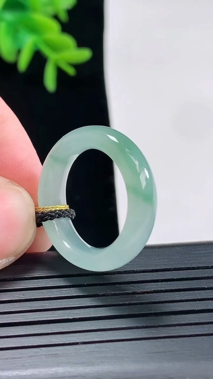 天然A货翡翠飘花玉指环 戒指，尺寸17-5.6-4重量:4.15g2026年4月27日
工厂直销收藏