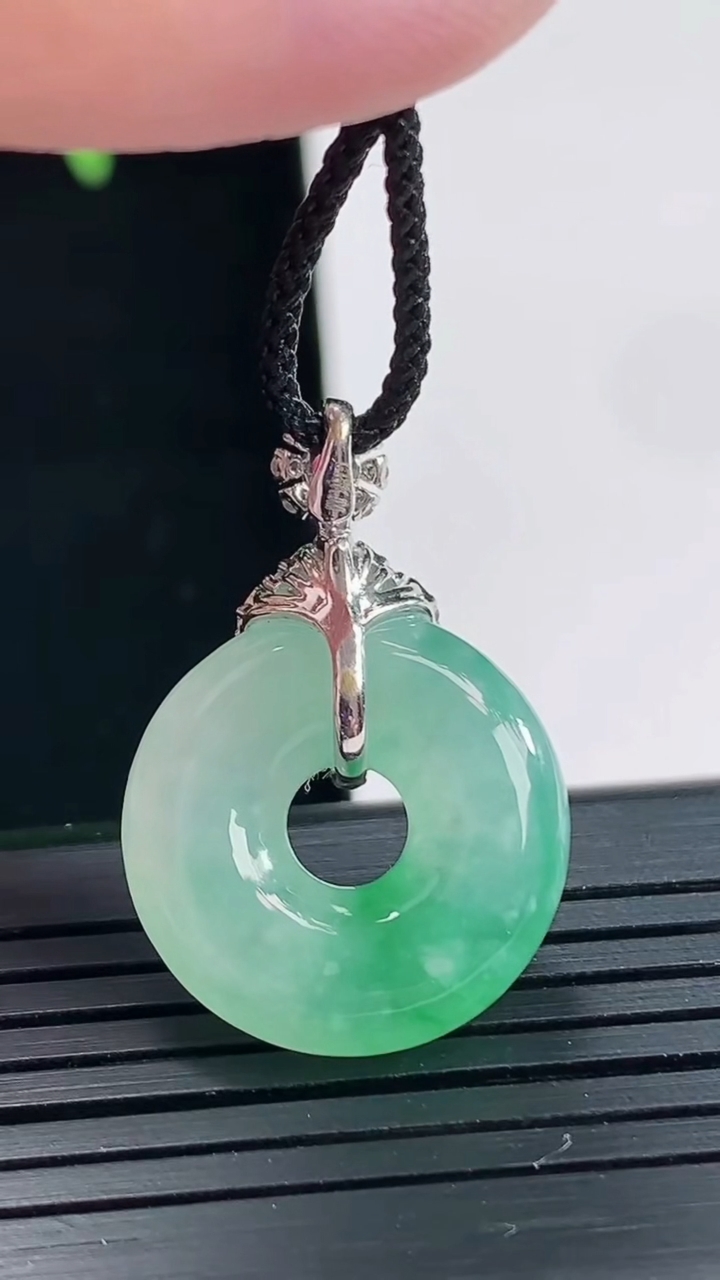 天然A货翡翠平安环吊坠，尺寸19-5.3重量:5.02g
4月27日