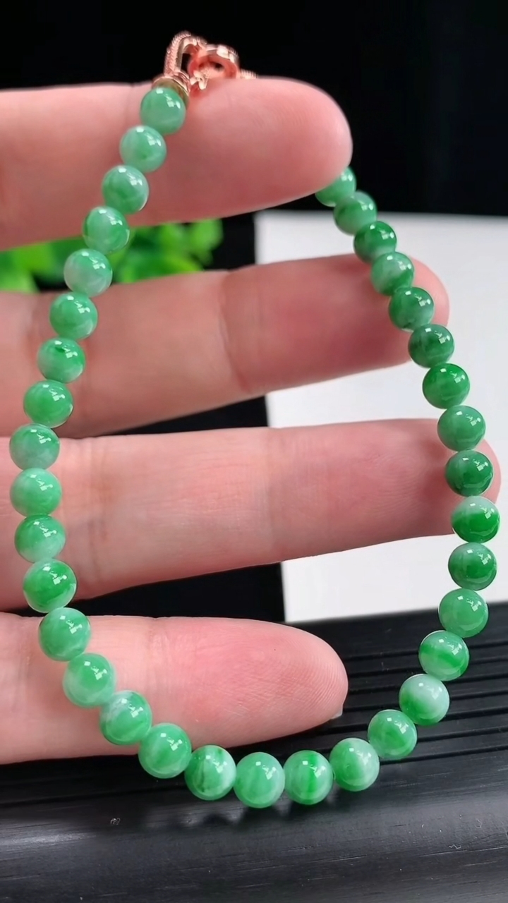 天然A货翡翠圆珠手串，尺寸5-36颗重量:10.48g4月27日
工厂直销收藏佳品,种好水足，色泽均