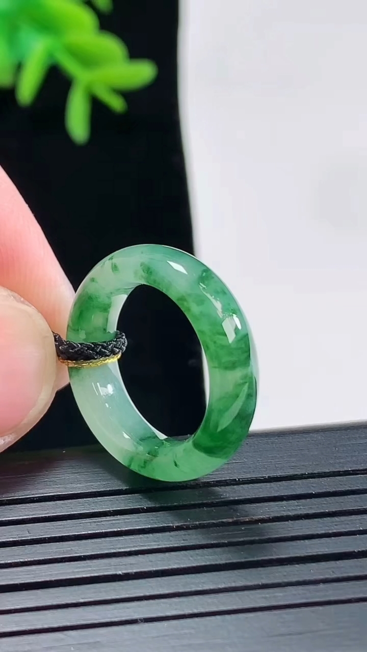 天然A货翡翠飘花玉指环 戒指，尺寸15-5.2-3.5重量:3.25g2026年4月27日
工厂直销