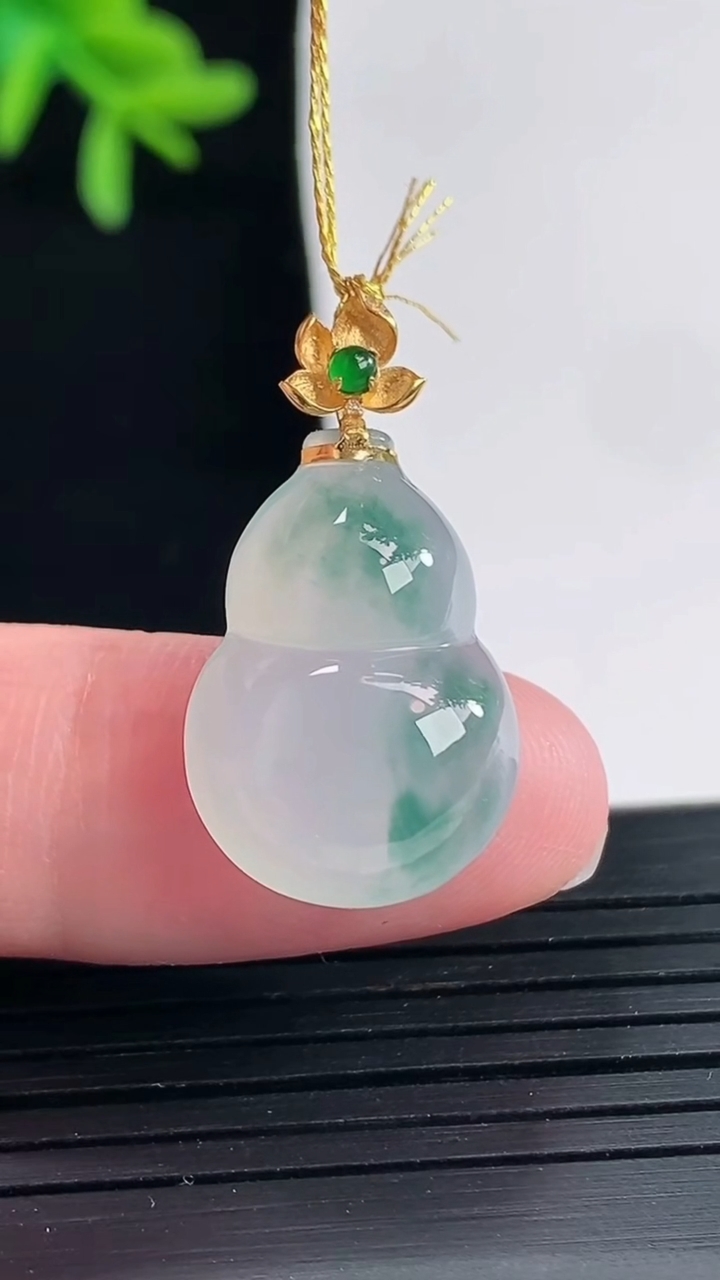 天然A货翡翠种飘花葫芦吊坠，尺寸20-14.5-5.6重量:3.02g
4月27日