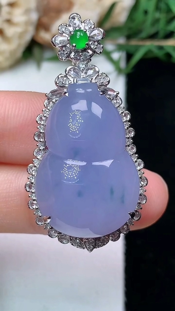 天然A货翡翠k金紫罗兰 飘花葫芦吊坠，尺寸39.6-20.6-12.6，裸石24.7-16.7，重量:9.42g
4月27日