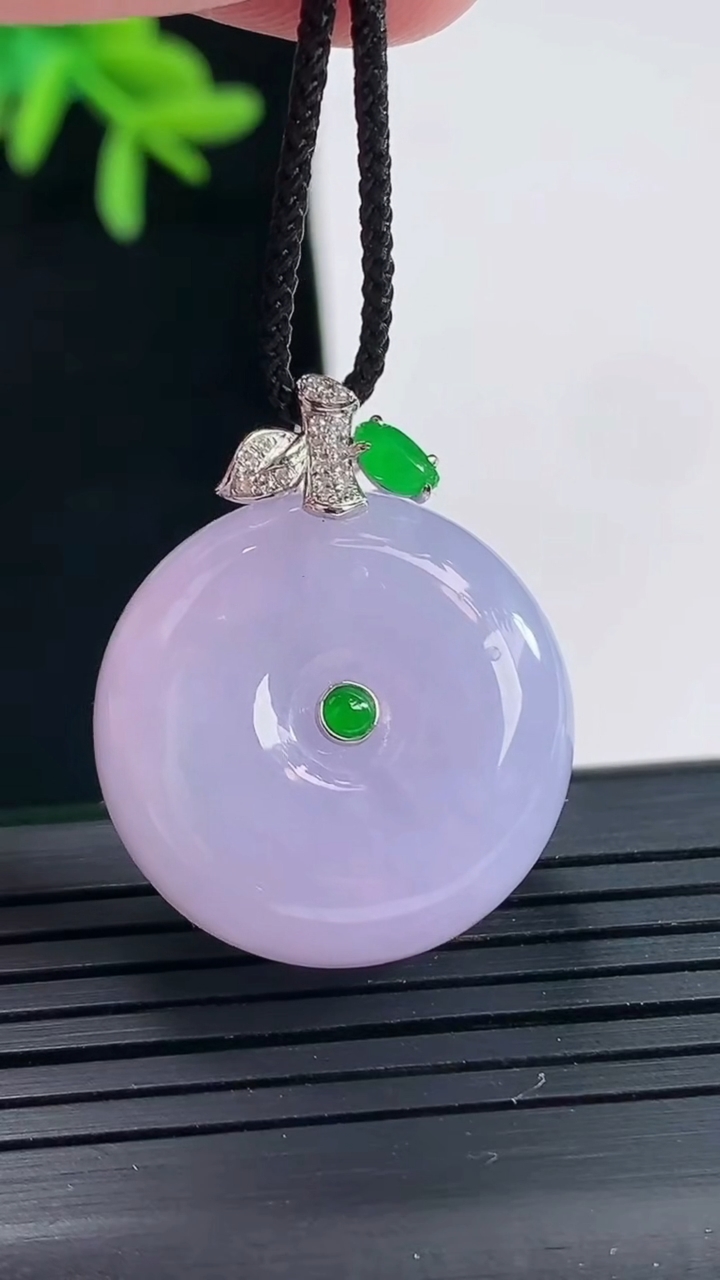 天然A货翡翠18k金紫罗兰路路通吊坠，尺寸23.5-11.8重量:14.99g
4月27日