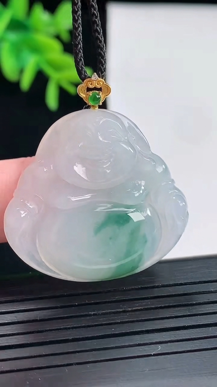 天然A货翡翠种飘花佛公吊坠，尺寸29-32.5-5.5重量:9.40g
4月27日