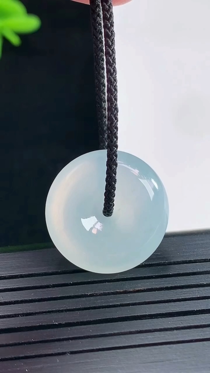 天然A货翡翠平安扣吊坠，尺寸20-5.5重量:4.59g
4月27日