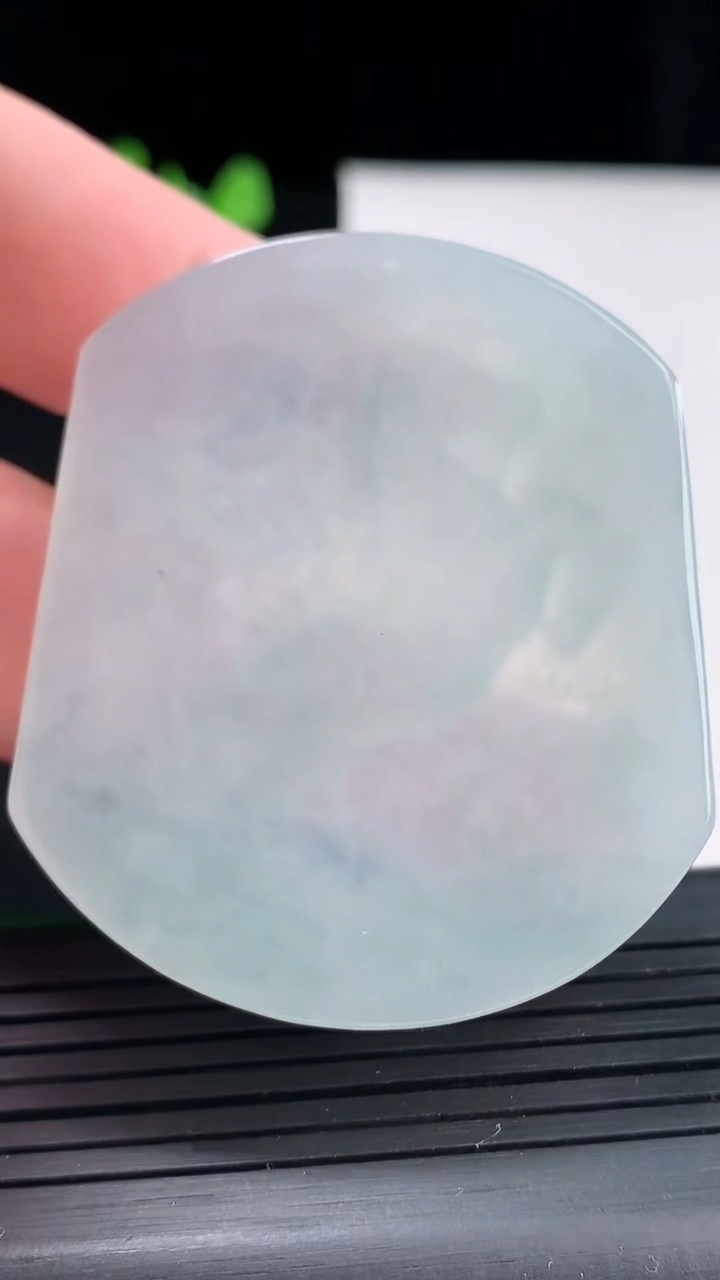 天然A货翡翠生肖马吊坠，尺寸52-43.5-5.8重量:28.30g
4月27日