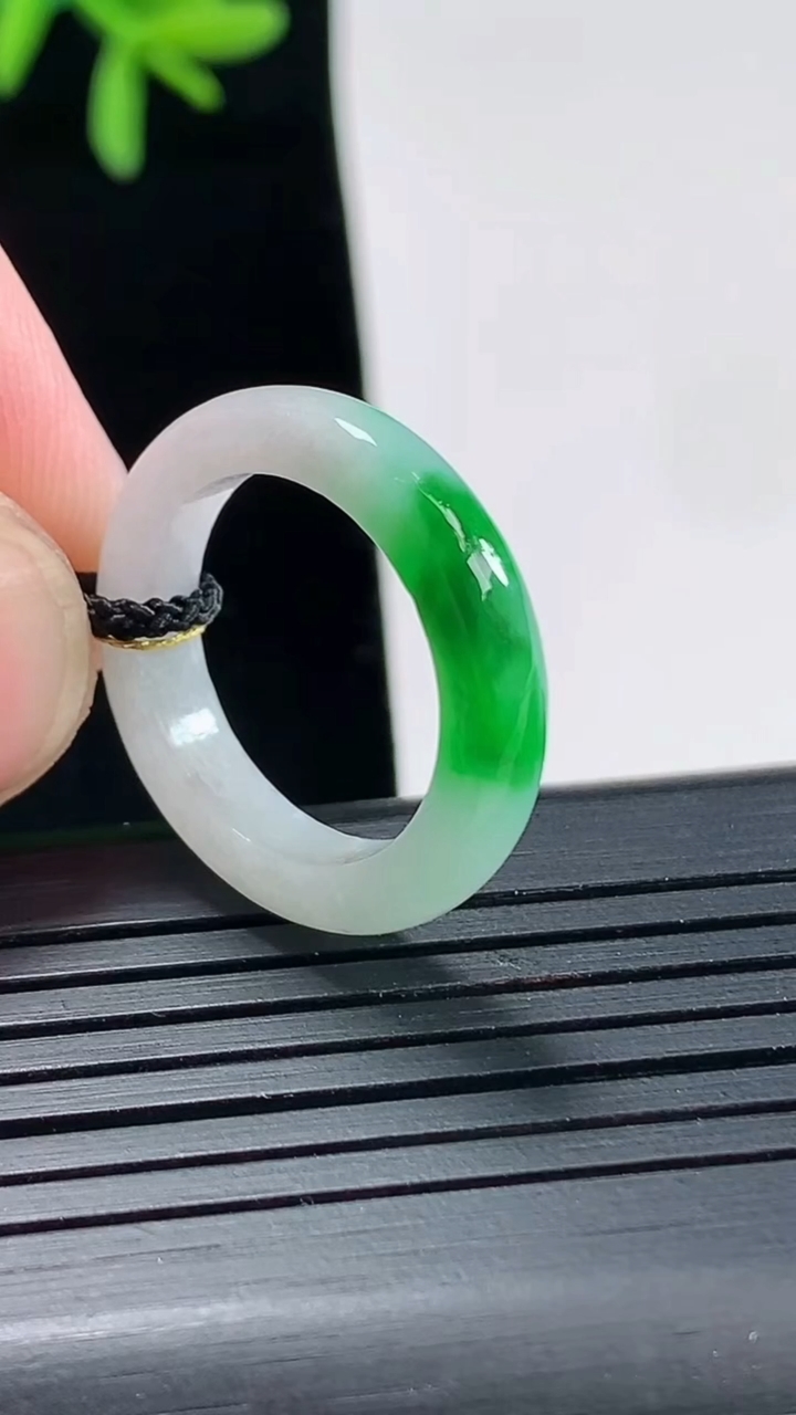 天然A货翡翠玉指环 戒指，尺寸16.3-4.2-3.2重量:2.83g2026年4月27日
工厂直销