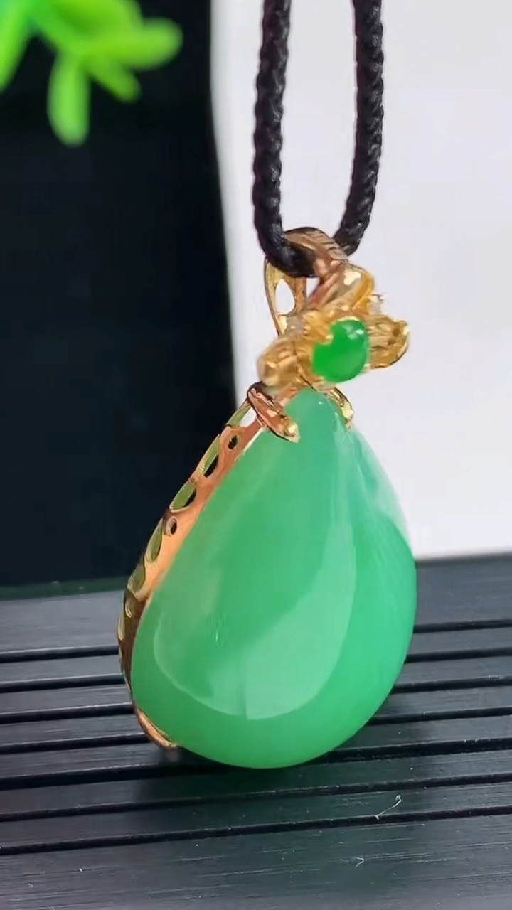 天然A货翡翠水滴吊坠，尺寸35-19-11，裸石25-19重量:8.48g
4月27日