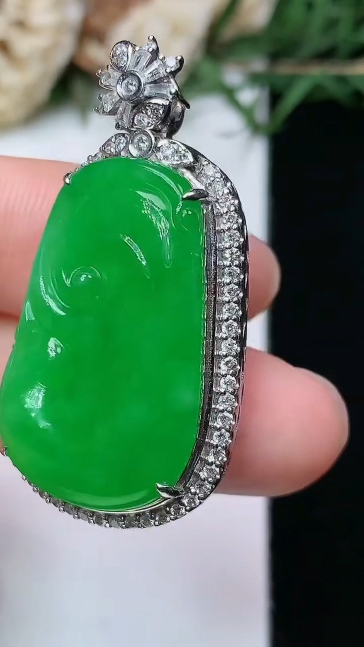 天然A货翡翠如意吊坠，尺寸37.3-19.7-9.8，裸石26.3-16.5，重量:10.17g
4月27日，重量:10.17g