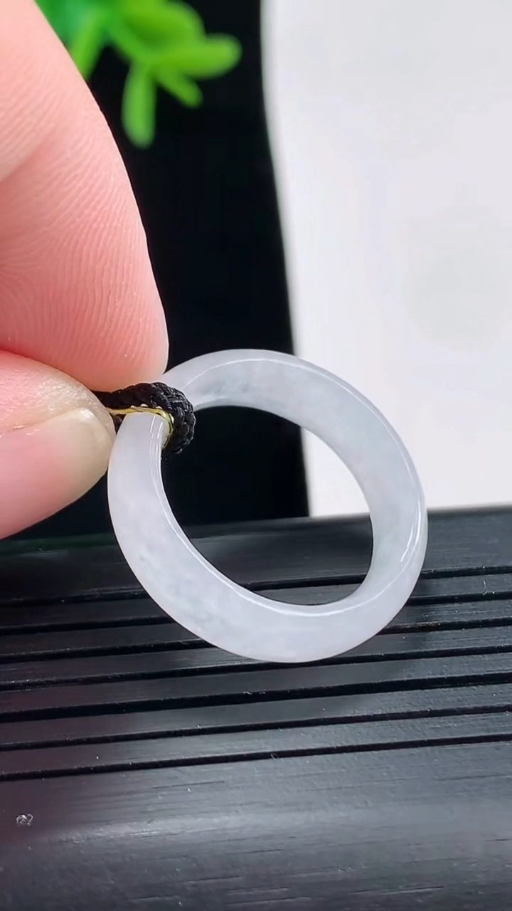 天然A货翡翠玉指环 戒指，尺寸17.5-6-3重量:3.31g2026年4月27日
工厂直销收藏佳品,种好水足，色泽均匀，有种有色，上手高大气！