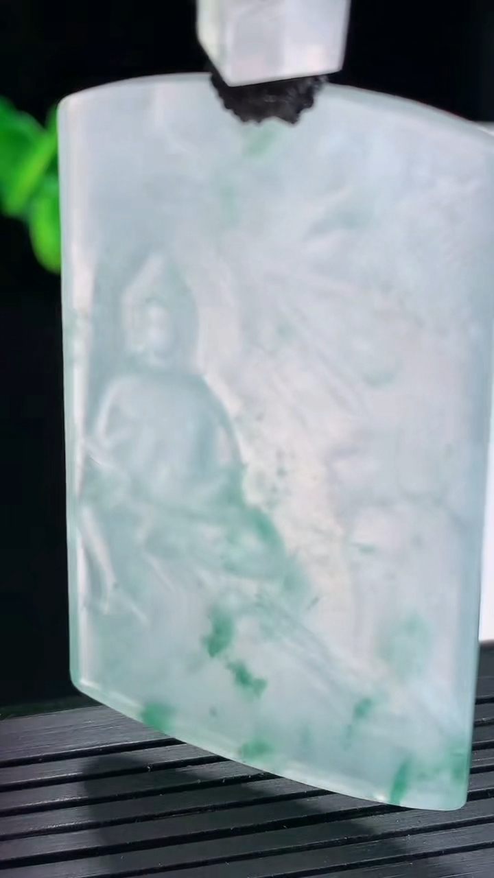 天然A货翡翠种飘花观音菩萨吊坠，尺寸56-35-4.5重量:24.51g
4月27日