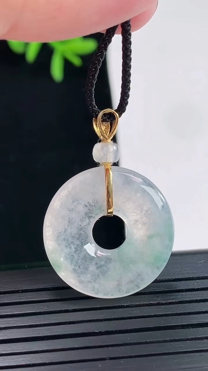 天然A货翡翠平安环吊坠，尺寸22.8-3.5重量:4.15g
4月27日