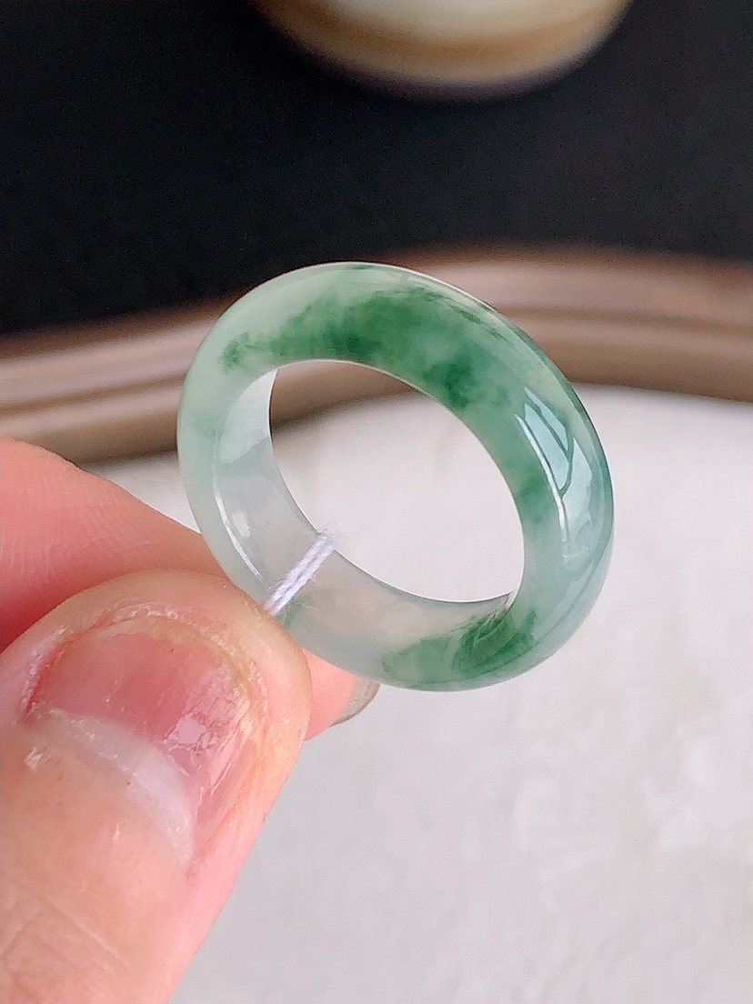 天然A货翡翠飘花素面戒指 
尺寸17.2-6-3.6mm 重量4.16g 0426