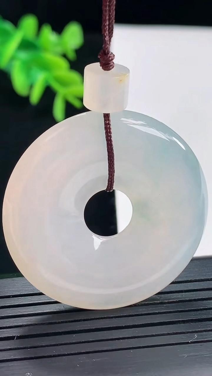 天然A货翡翠平安环吊坠，尺寸38-6重量:18.35g
4月27日