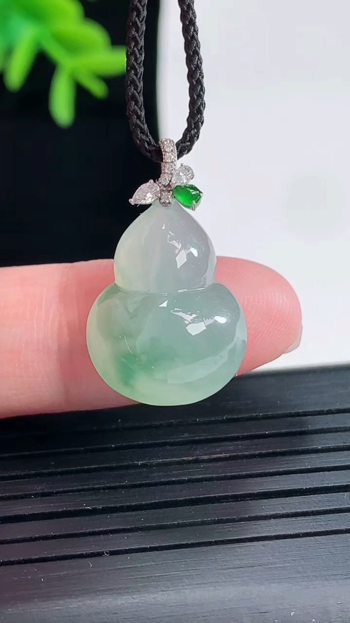 天然A货翡翠种飘花葫芦吊坠，尺寸17.6-15-8重量:3.30g
4月27日