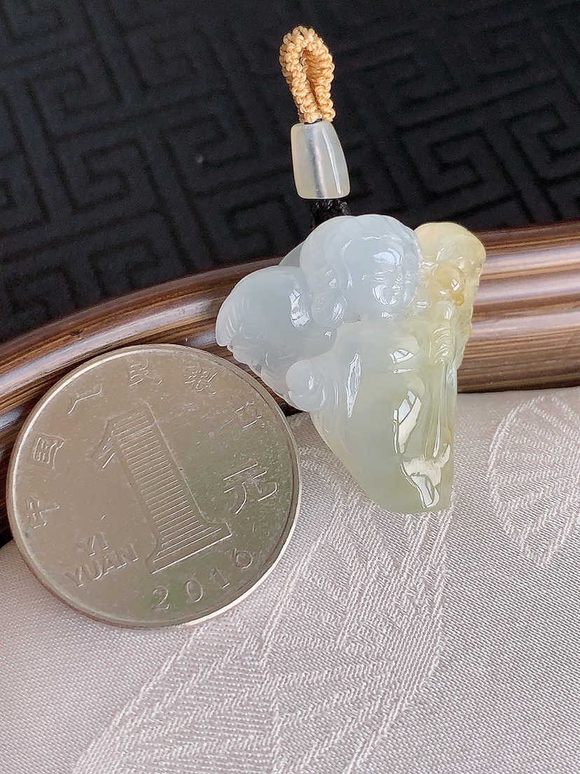 天然A货翡翠飘黄翡天使吊坠 
尺寸26.5-25-10.2mm 重量8.30g 0426