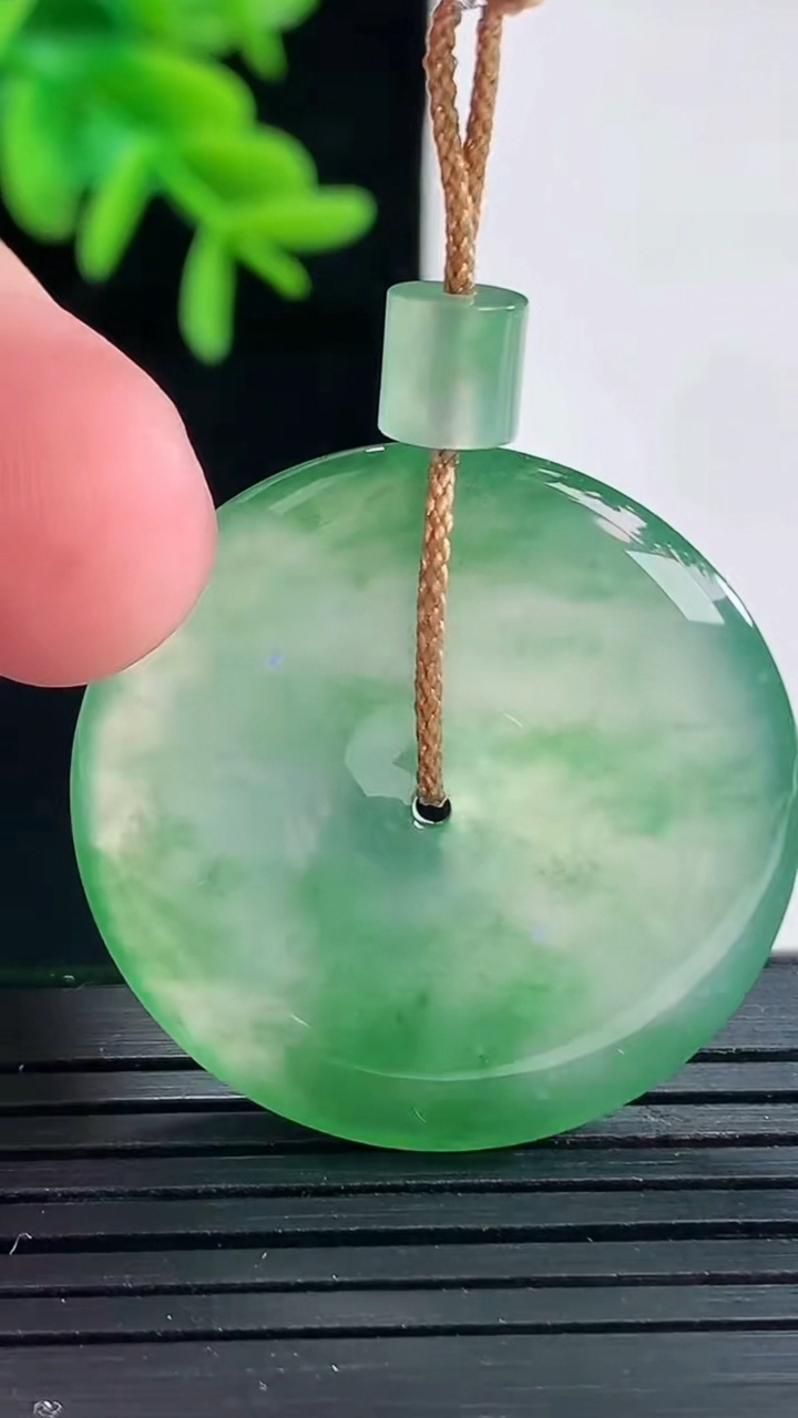 天然A货翡翠平安扣吊坠，尺寸31-5.2重量:11.69g
4月27日