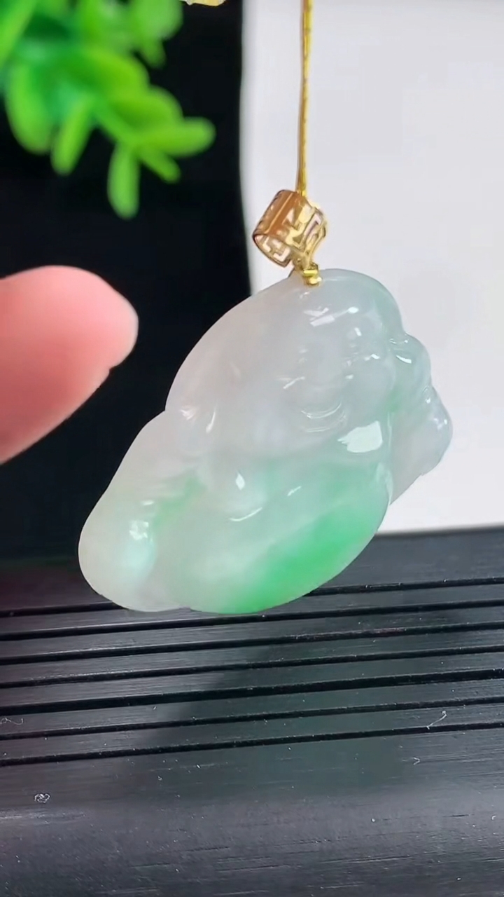 天然A货翡翠佛公吊坠，尺寸29-34-5.8重量:8.67g
4月27日