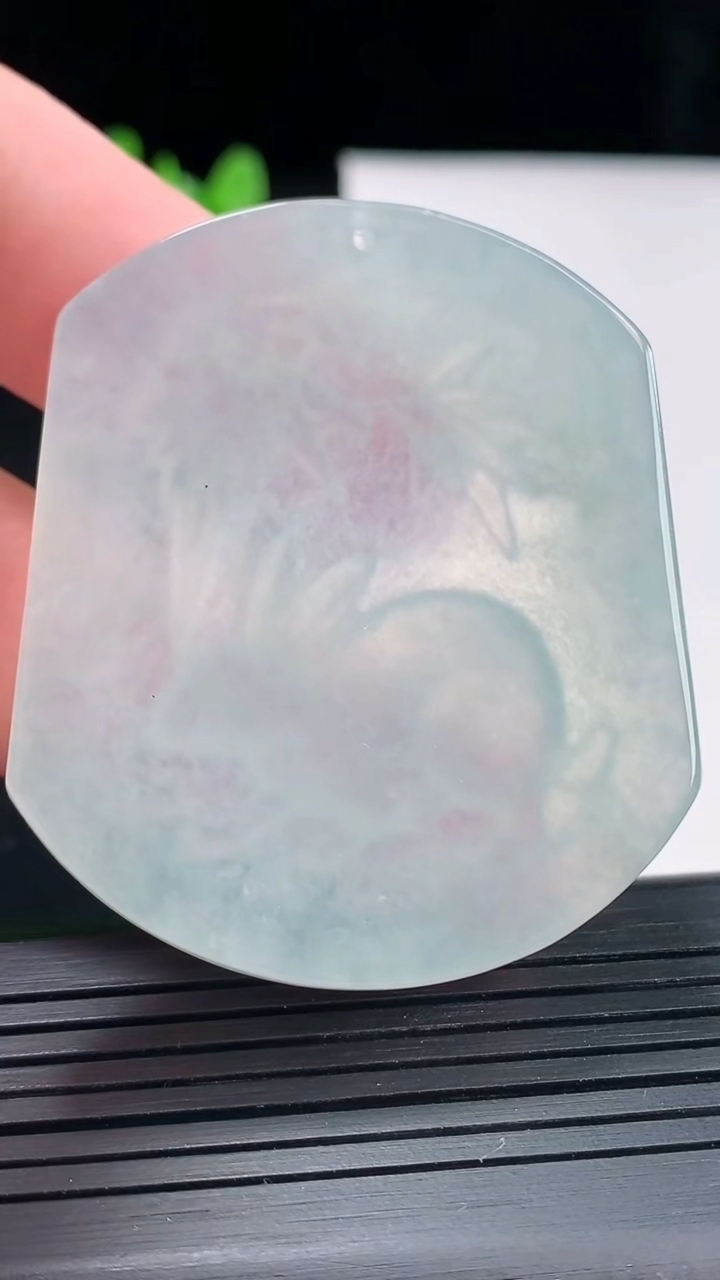 天然A货翡翠生肖兔吊坠，尺寸52-44-4.8重量:26.76g
4月27日