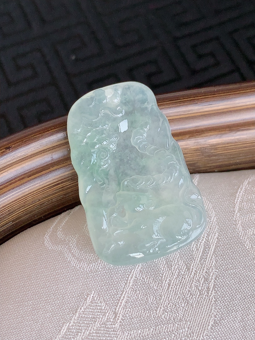 天然A货翡翠晴水生肖鼠吊坠 
尺寸28.5-18.5-4mm 重量5.30g 0426