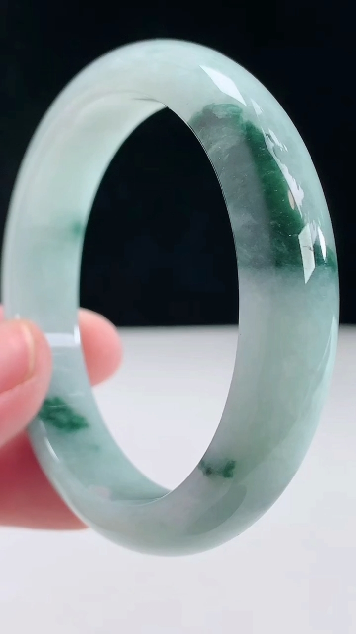 圈口56-57翡翠a货飘花宽边手镯尺寸56.3-12.7-8.4重:52.50g9614月27日