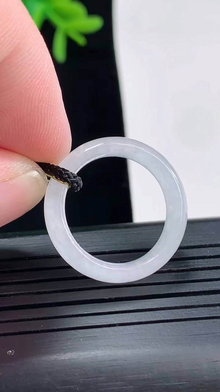 天然A货翡翠玉指环 戒指，尺寸17.5-6-3重量:3.31g2026年4月27日
工厂直销收藏佳品,种好水足，色泽均匀，有种有色，上手高大气！