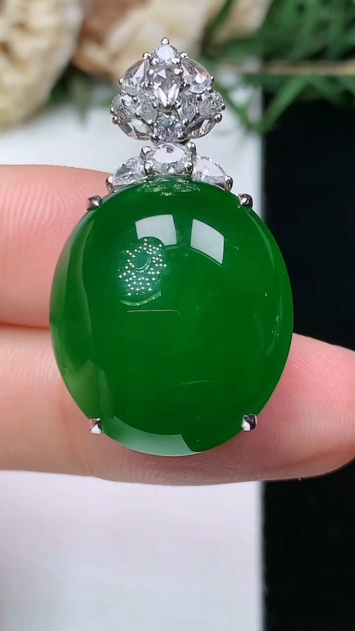 天然A货翡翠蛋面吊坠，尺寸20.2-17.8-13.6，重量:9.39g
4月27日