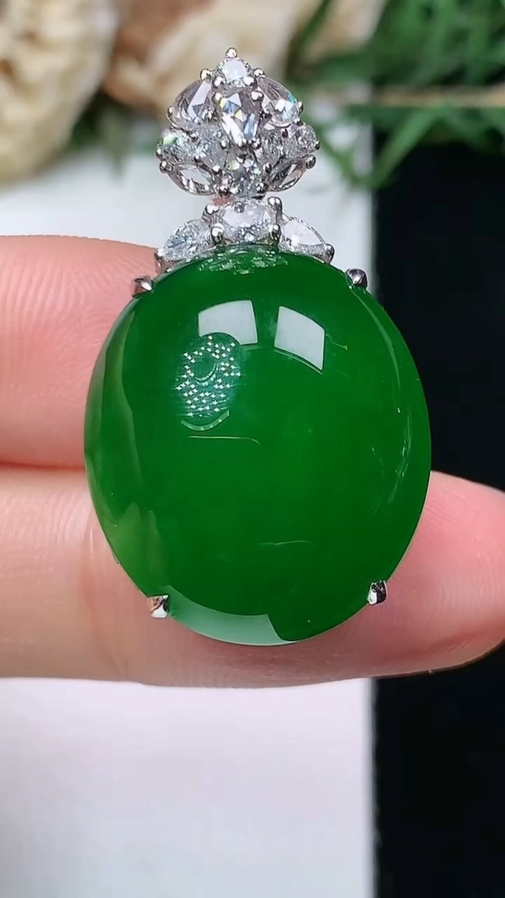 天然A货翡翠蛋面吊坠，尺寸20.2-17.8-13.6，重量:9.39g
4月27日