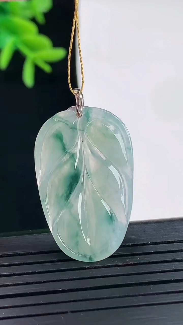 天然A货翡翠种飘花金枝玉叶 叶子吊坠，尺寸31-19.5-3.2重量:3.72g
4月27日