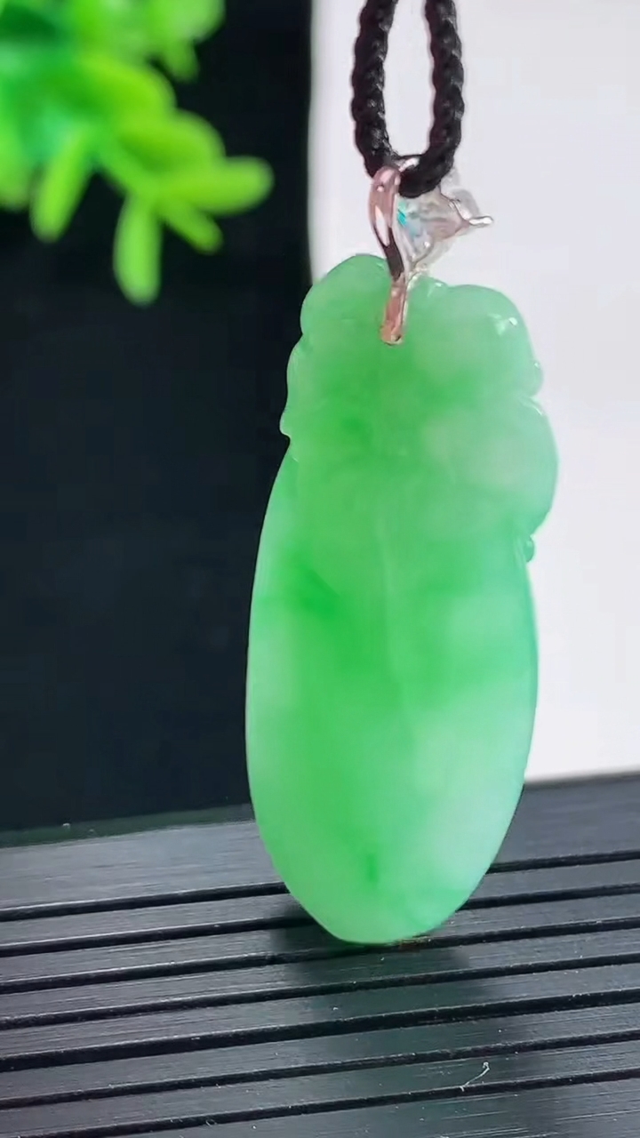 天然A货翡翠寿桃吊坠，尺寸39-17-7.8重量:9.61g
4月27日