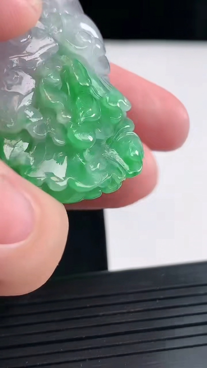 天然A货翡翠白菜吊坠，尺寸58-30-15重量:41.87g
4月27日